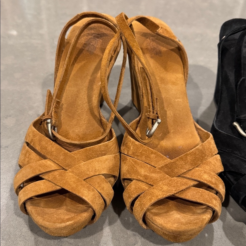 Ugg Australia Soft Black and Tan Women's Wedges size 9 - Picture 2 of 11